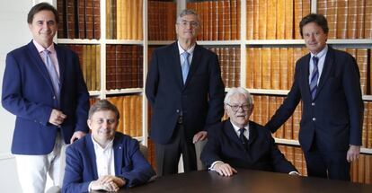 De pie, Antonio Gosálvez, jefe de la unidad de fertilidad y reproducción asistida del Hospital Quirón; Ángel González, catedrático de Química de la Universidad Autónoma de Madrid, y Néstor Szerman, jefe de servicio del centro de salud mental Retiro (Hospital Gregorio Marañón de Madrid) y presidente de la Fundación Española de Patología Dual. Sentados: José Miguel Rodríguez, jefe de neumología del Hospital Príncipe de Asturias de Alcalá de Henares, y Antonio Sierra, catedrático de Medicina Preventiva y Salud Pública y exviceconsejero de Sanidad de Canarias.