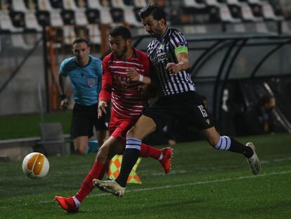 Luis Suárez pelea con el andaluz Crespo, capitán del PAOK.