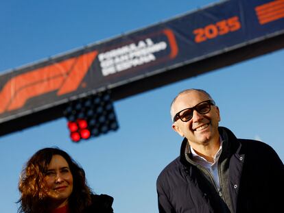 El CEO de la F-1, Stefano Domenciali, junto a la presidenta de la Comunidad de Madrid, Isabel Díaz Ayuso, este martes en Madrid.