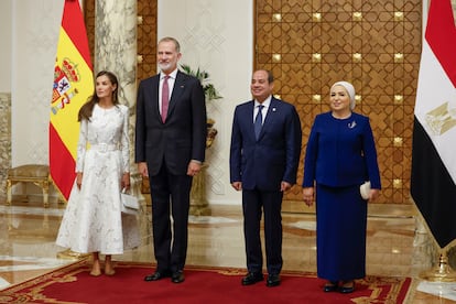Los Reyes y el presidente de Egipto, Abdelfatah Al-Sisi, y la primera dama, Entissar Amer, durante la recepción oficial este martes en El Cairo.