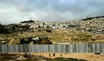 El muro que construye el Gobierno israelí a su paso por un barrio de Jerusalén.
