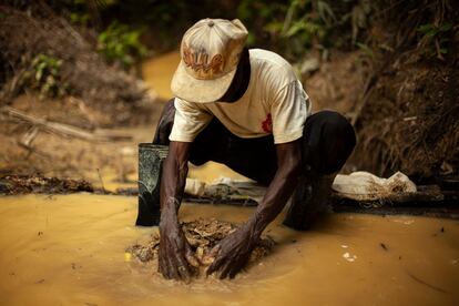 Polo Panameño, un minero artesanal de 78 años, amasa y lava la tierra en búsqueda de oro en Bajo Calima, Valle del Cauca.