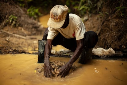 Polo Panameño, un minero artesanal de 78 años, amasa y lava la tierra en búsqueda de oro en Bajo Calima, Valle del Cauca.