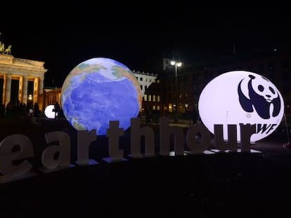 Uns globus anuncien la celebració de L'Hora del Planeta davant de la Porta de Brandenburg (Berlín).