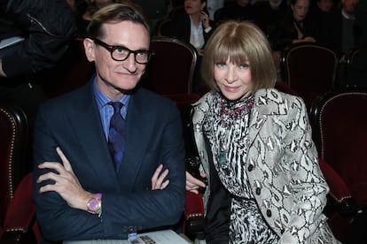 Hamish Bowles y Anna Wintour sentados en primera fila justo antes de que empezara el desfile.