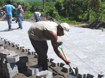 Hombre colocando adoquines en la isla de Ometepe