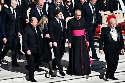 La delegación argentina, encabezada por su presidente Javier Milei, llegan al funeral del papa Francisco.