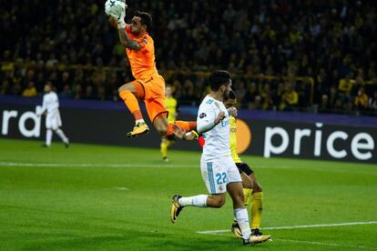 El guardameta del Borussia Roman Buerki atrapa un balón durante una ocasión del Real Madrid.
