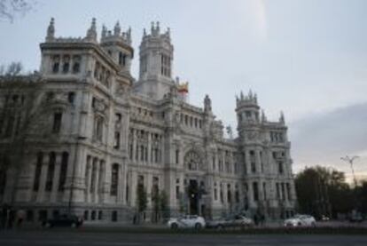 Fachada del edificio de Correos, actual sede del Ayuntamiento de Madrid. Seg&uacute;n los &uacute;ltimos datos del Ministerio de Hacienda y Administraciones P&uacute;blicas, el m&aacute;s endeudado de Espa&ntilde;a. EFE/Archivo