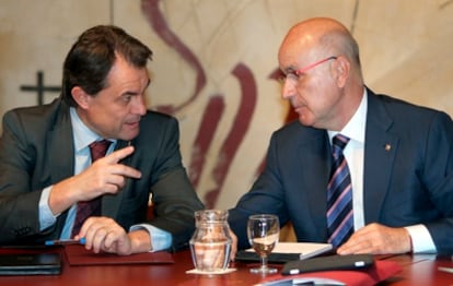 El presidente de la Generalitat Artur Mas conversa con el secretario general de Convergència i Unió, Josep Antoni Duran Lleida, a su llegada a la reunión del Consell Executiu.