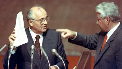 Mijaíl Gorbachov (izquierda) y Boris Yeltsin, en agosto de 1991, en el Parlamento ruso.