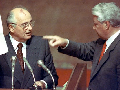 Mijaíl Gorbachov (izquierda) y Boris Yeltsin, en agosto de 1991, en el Parlamento ruso.