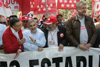 Los líderes de CC OO y UGT, José María Fidalgo (d) y Cándido Méndez (2d), acompañados por el secretario de Organización del PSOE, José Blanco (i), y el coordinador general de IU, Gaspar Llamazares (2i), encabezan la manifestación con motivo del Primero de Mayo en Madrid.