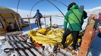 Montando la tienda sobre la base del trineo de viento.