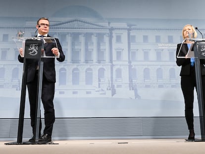 El primer ministro finlandés, Petteri Orpo, y la ministra del Interior, Mari Rantanen, anuncian el cierre de la mitad de los puntos fronterizos con Rusia.