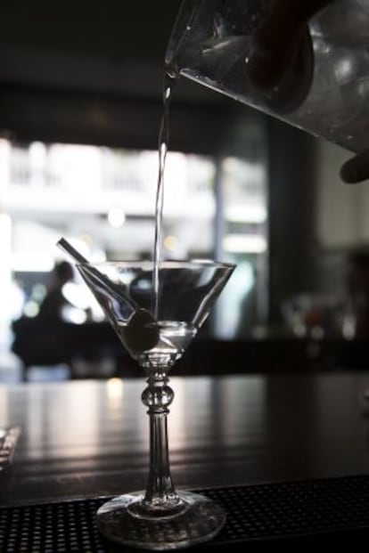Una copa de Martini en la barra del 1862 Dry Bar, en la madrileña calle del Pez.