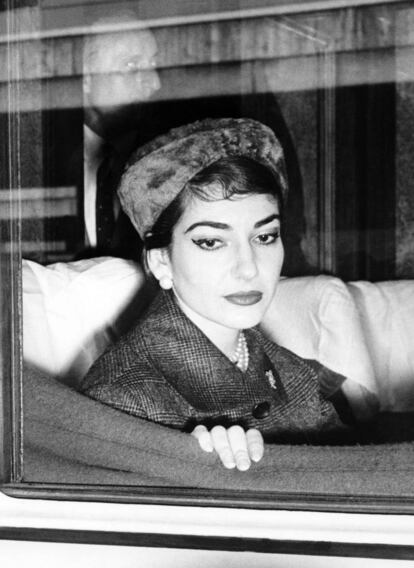 Maria Callas a borde de un tren en Roma el 1 de septiembre de 1958.