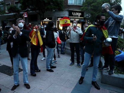 Proresta contra el Gobierno en el barrio de Salamanca en Madrid, este jueves.