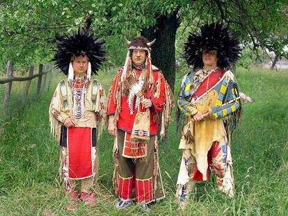 Serie 'Indios alemanes': 'Tres hombres', alemanes disfrazados en Rabedeul, cerca de Dresde (1997-1998).
