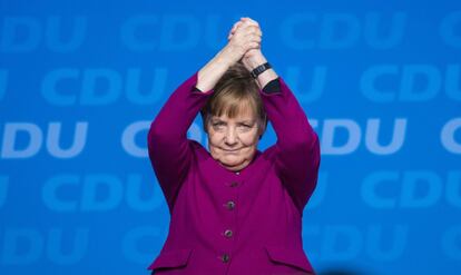 La canciller alemana y líder de la CDU, Angela Merkel, agradece los aplausos tras su discurso en el congreso de su partido en Berlín para aprobar la coalición de Gobierno con los socialdemócratas del SPD, el 26 de febrero de 2018.