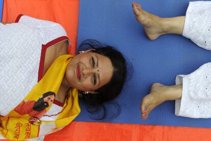 Participante en una sesión de yoga en Katmandú (Nepal).