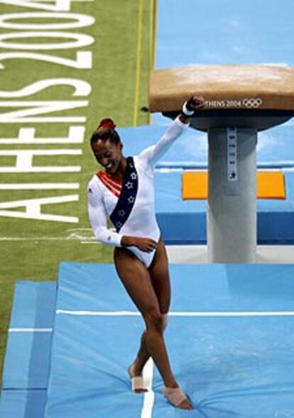 Annia Hatch celebra uno de sus ejercicios en la final por equipos.