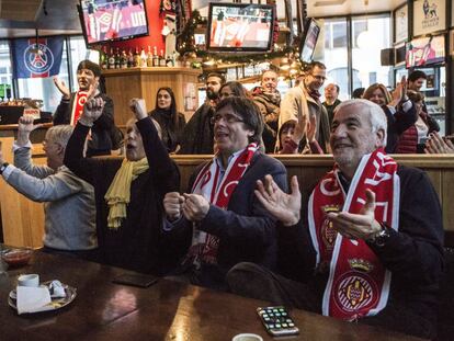 Puigdemont celebra un gol del Girona en un pub de Bruselas junto al empresario Josep Mar&iacute;a Matamala.