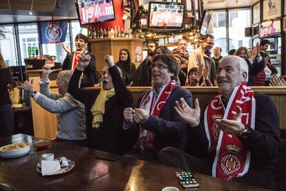 Puigdemont celebra un gol del Girona en un pub de Bruselas junto al empresario Josep Mar&iacute;a Matamala.