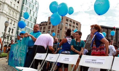 Manifestantes en la concentración diaria a favor de los presos de ETA.