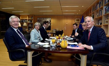 Jean-Claude Juncker y Michel Barnier, reunidos con Theresa May y David Davis en Bruselas este viernes.