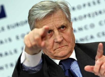 Jean Claude Trichet da la palabra a un periodista durante la rueda de prensa en Francfort.