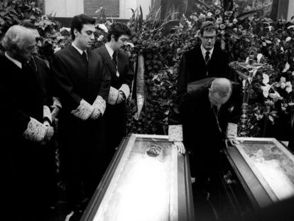 En la fotografía superior, funeral por los abogados laboralistas asesinados en la calle de Atocha.