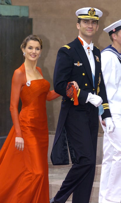 Su presentación oficial en Europa fue en la boda del príncipe de Dinamarca, Federico, con Mary Donaldson. Sorprendió con un vestido rojo firmado por Lorenzo Caprile en un enlace que se celebró en Copenhague el 14 de mayo 2004, tan solo una semana previa al suyo.