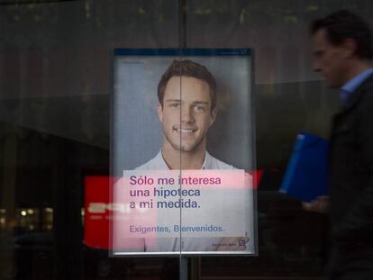 Publicidad de hipotecas en una sucursal bancaria, en Madrid.