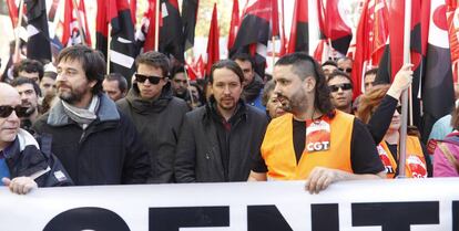 Rafa Mayoral, &Iacute;&ntilde;igo Errej&oacute;n y Pablo Iglesias (desde el segundo por la izquierda), en una manifestaci&oacute;n.