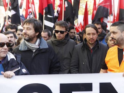 Rafa Mayoral, &Iacute;&ntilde;igo Errej&oacute;n y Pablo Iglesias (desde el segundo por la izquierda), en una manifestaci&oacute;n.