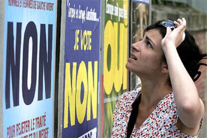Una mujer lee la propaganda a favor del <i>no</i> colocada en una céntrica calle de la ciudad de Rennes, al oeste de Francia.