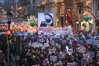 La manifestación de ayer en Barcelona contra los recortes, a su paso por la Via Laietana.