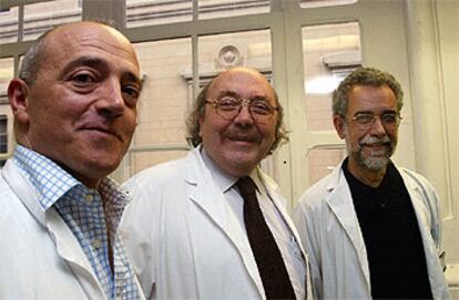 Los miembros del equipo de investigación del hospital Clínic-IDIBAPS, ayer en Barcelona.