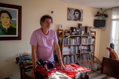 Pastor Alape enseña su colección de camisetas del Deportivo Independiente Medellín.