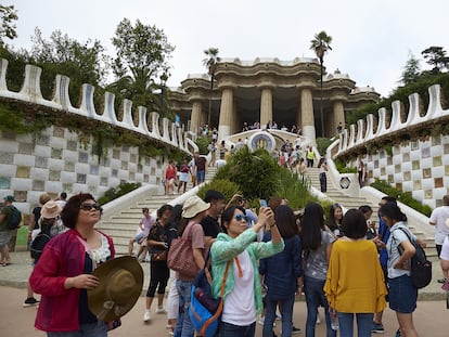 Turistas en el parque Guell de Barcelona.