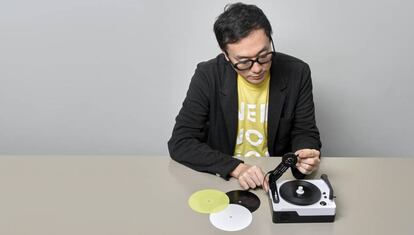 Fabricada en plástico, con apariencia de juguete, la máquina es todo un prodigio técnico que genera discos a 33 o 45 rpm a partir de discos de vinilo vírgenes, cuyos repuestos se pueden comprar online.