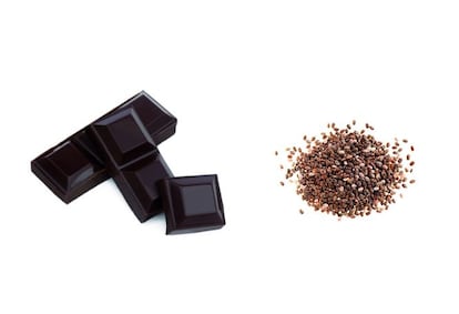 El chocolate contiene antioxidantes, flavonoides y antiinflamatorios capaces de reducir un 37% el riesgo cardiovascular, un 31% la diabetes y un 29% un accidente cerebral. Cuanto más puro, mejor. Una o dos onzas diarias (66 gramos) de chocolate negro protegen contra accidentes cerebrovasculares, según un estudio de la Universidad de Cambridge. Según la doctora Rosso, “el aporte de Omega-3 y fibra de las semillas de chía protege el sistema cardiovascular, regula el metabolismo de los azúcares y aporta triptófano, lo que provoca sensación de saciedad y contribuye a la pérdida de peso”. Se puede mezclar con líquidos, yogur o salsas. La EFSA (European Food Safety Authority) le otorgó en 2009 la condición de “alimento novel”. Los expertos recomiendan dos cucharadas diarias