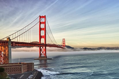 San Francisco es uno de los destinos más populares de Estados Unidos. El célebre puente Golden Gate, reconocible por su distintivo color naranja, es tan icónico como las empinadas colinas de la ciudad.
