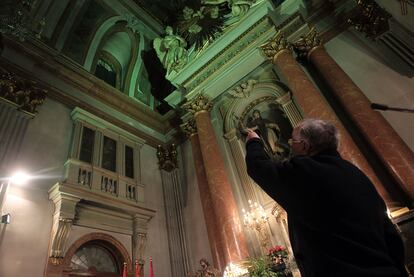 Juan Martínez Villar, párroco de la iglesia de San Antón, muestra la vidriera rota por las obras del futuro Colegio de Arquitectos.