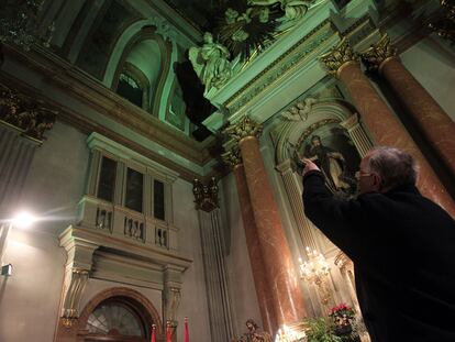 Juan Martínez Villar, párroco de la iglesia de San Antón, muestra la vidriera rota por las obras del futuro Colegio de Arquitectos.