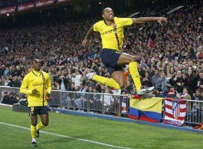 Henry celebra un gol junto con Eto&#39;o durante el último Atlético-Barça (4-3).