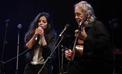 Soleá Morente y Paco Ibáñez en el concierto Música por la Vega, celebrado en Granada en 2014.