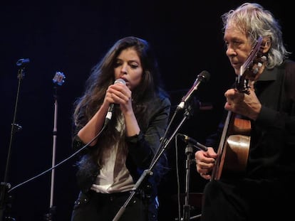 Soleá Morente y Paco Ibáñez en el concierto Música por la Vega, celebrado en Granada en 2014.