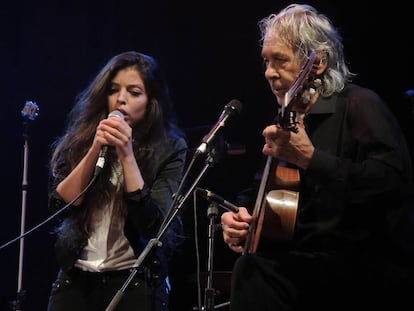 Soleá Morente y Paco Ibáñez en el concierto Música por la Vega, celebrado en Granada en 2014.